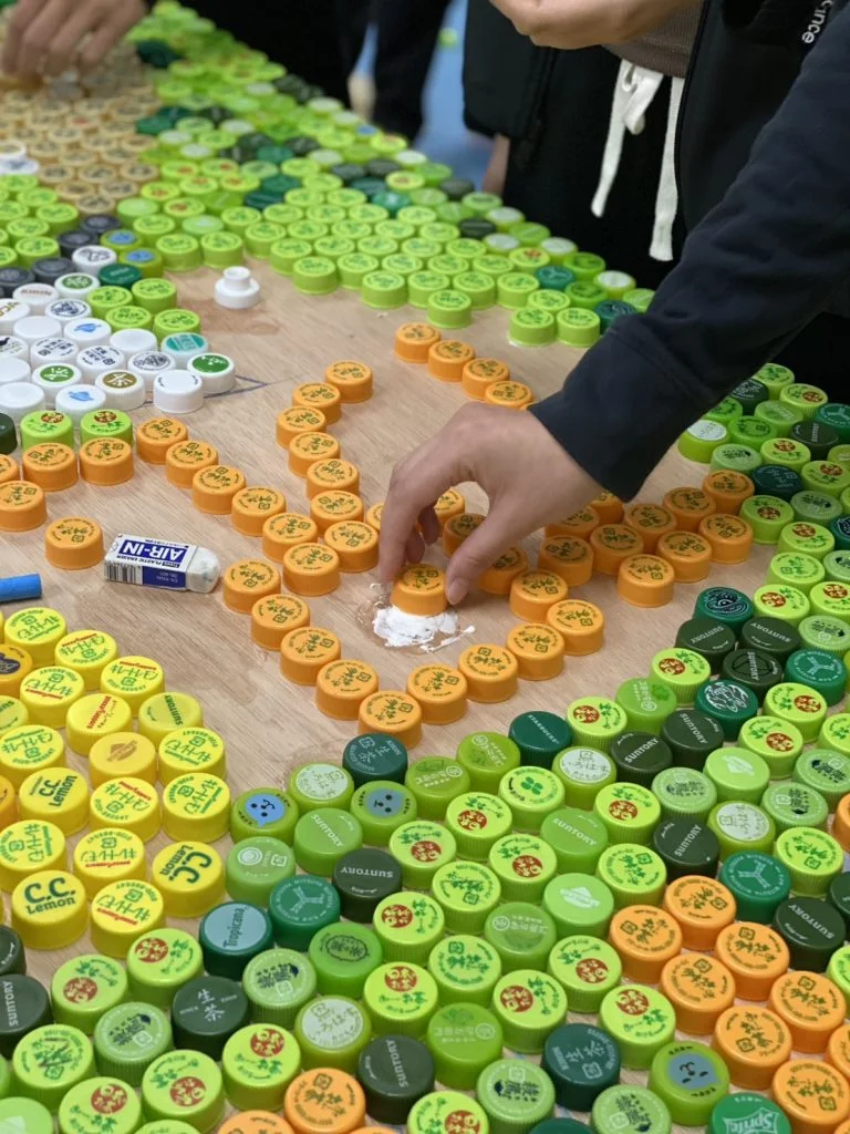 【理学療法士養成学科】2年生　ペットボトルキャップアート