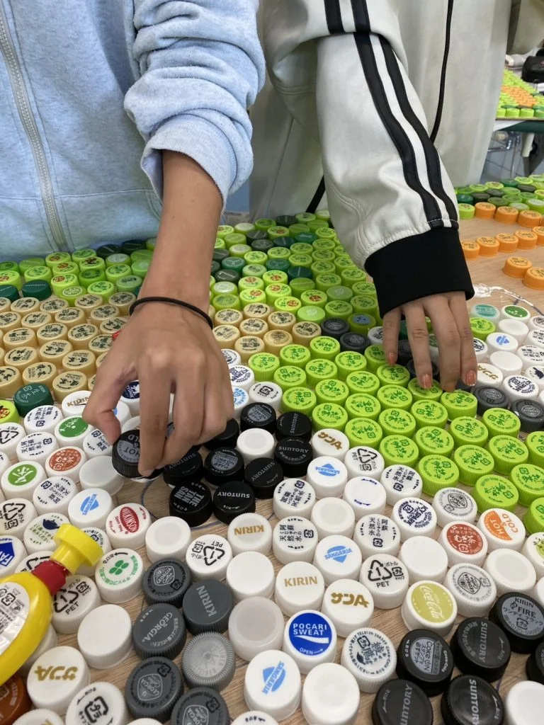 【理学療法士養成学科】1年生　ペットボトルキャップアート