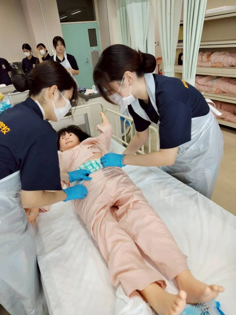 【看護学科】2年生　在宅看護　足浴・陰部洗浄演習