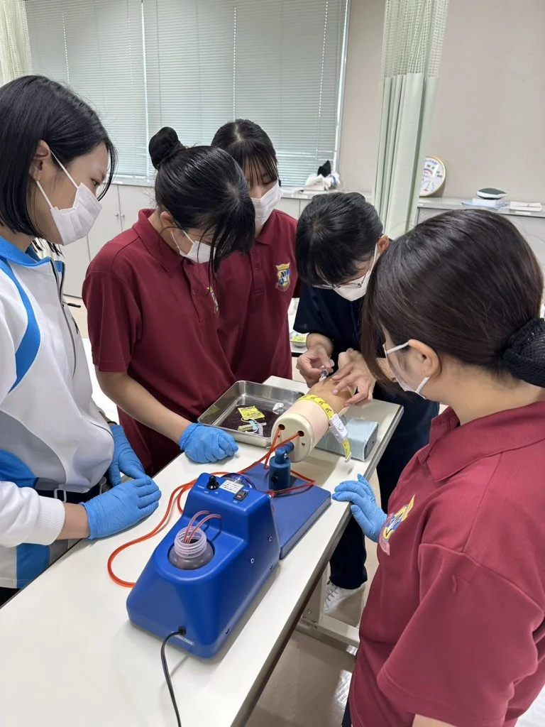 【看護学科】1年生　採血練習