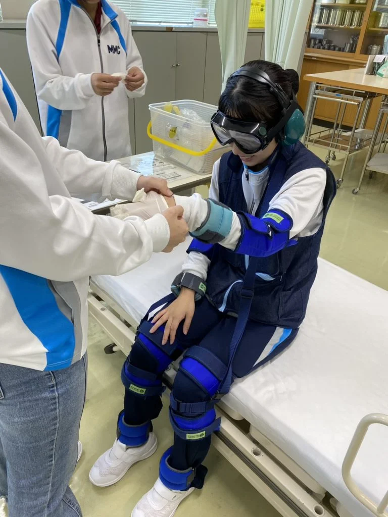 【看護学科】1年生が高齢者疑似体験を実施！歩行・階段・トイレ動作など日常生活を体験