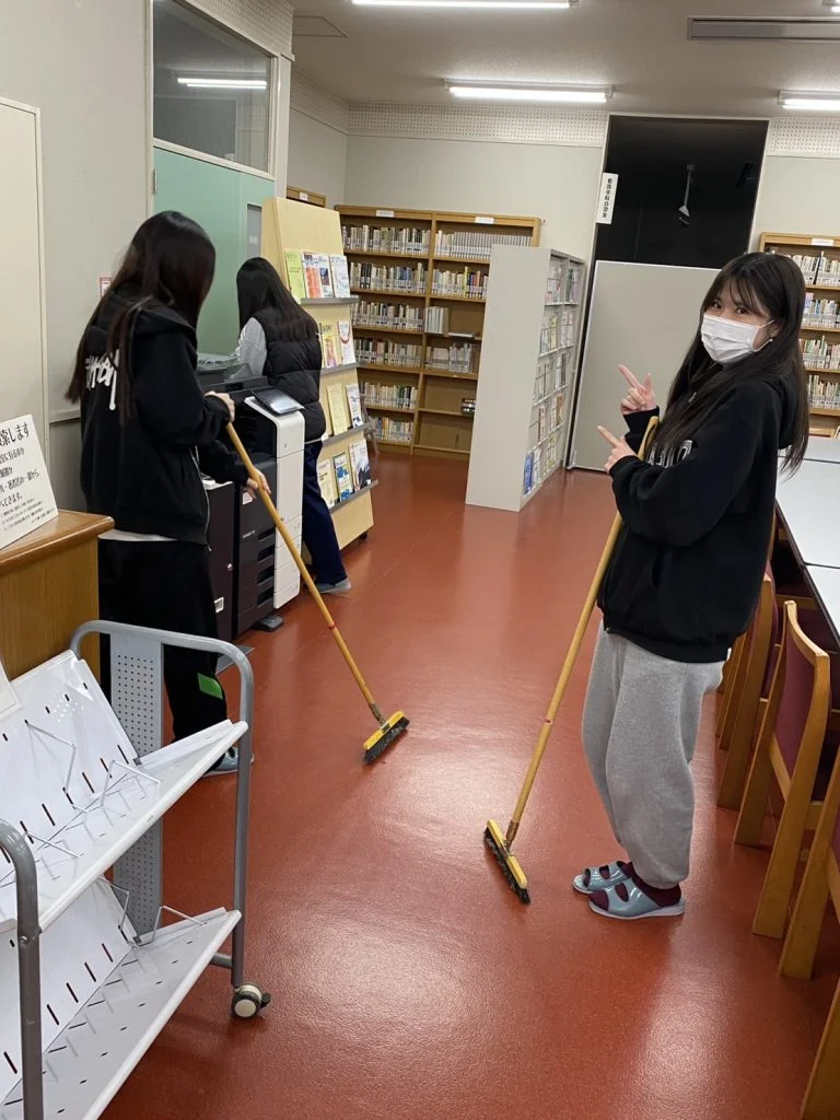 【看護学科】2年生が大掃除を実施｜校舎をきれいにし気持ちよく冬休みへ
