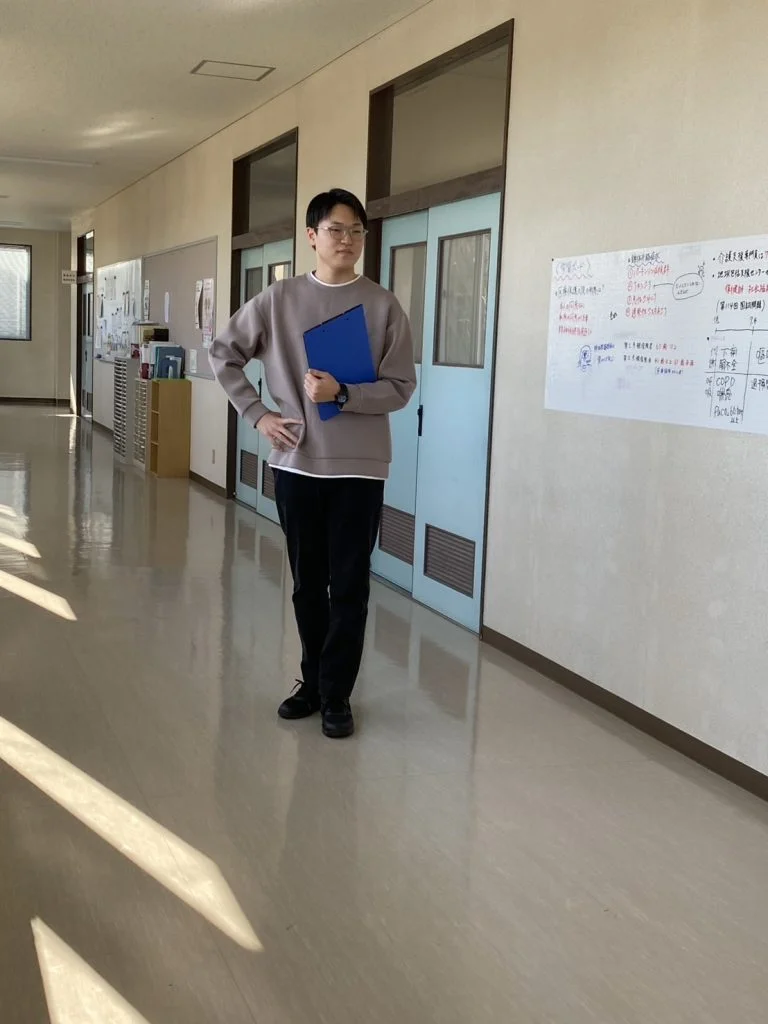 【看護学科・理学療法士養成学科】1年生がパンフレットの撮影を行いました｜授業風景・実習機器の撮影