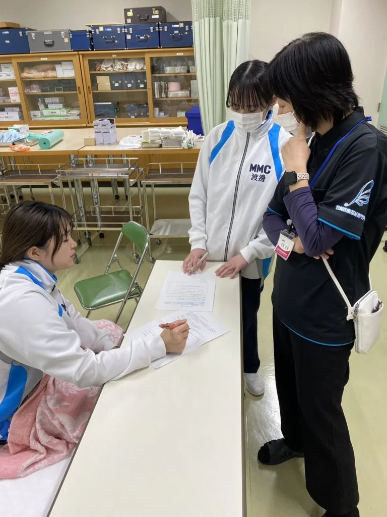 先生からの指導とメモを取る様子