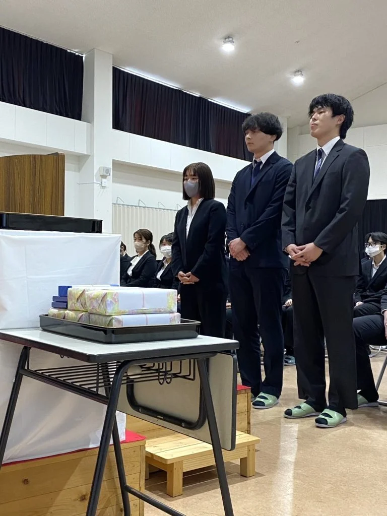 卒業式前日に前日表彰式と同窓会入会式を実施しました