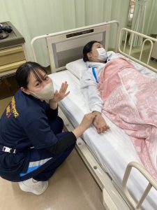 脈を測っている様子