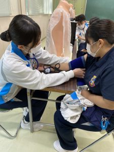 座って血圧を測っている様子