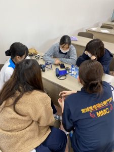 教室でグループワーク