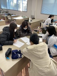 臨地実習のグループごとにグループワーク